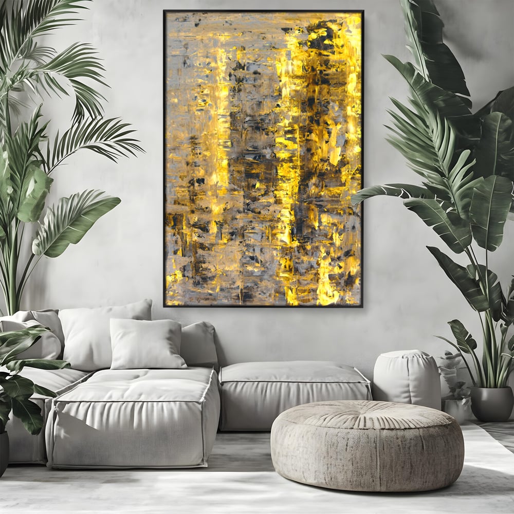Tablou canvas cu pictura abstracta cu dungi aurii, in rama de aluminiu negru, pe perete intr-un living